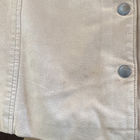 Tan suede mini skirt with snaps - Picture 8 of 8